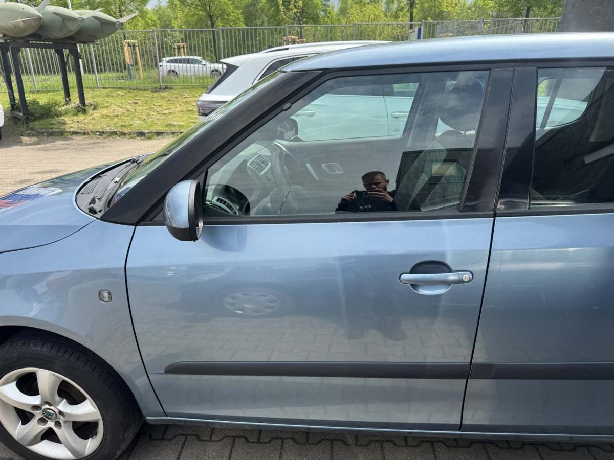 Skoda Fabia 2 original T&uuml;r vorn links 9154 Satin Grey Rohbau Bj.2009